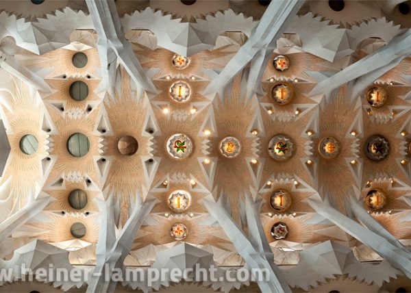 Decke im Hauptschiff der Sagrada Familia