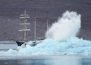 Collapsing Iceberg, Liefdefjorden